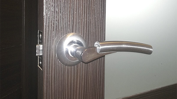 Мастер выполнил ремонт дверной ручки в квартире